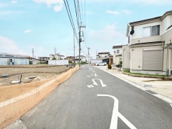 閑静な住宅街です！お子様と手を繋いで並んで歩けるくらい広い前面道路です！
