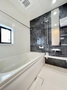 2号棟　お手入れ簡単でキレイを保つ技術の数々が、家事の負担を減らしてくれます。暖かいお風呂でゆっくりと入浴し一日の疲れを癒す大切な空間をお過ごしください


