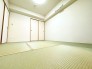 続き間の和室は、くつろぎ空間として、来客時は客間にもなります！
畳の上でゴロゴロするのも良いですよ～！？
