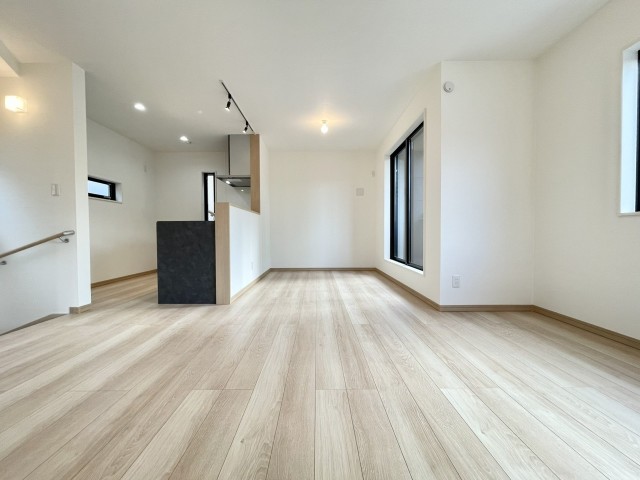 市川市福栄1丁目 新築戸建 開放感のある角地!